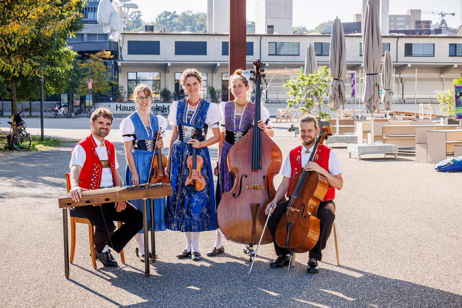 Gruppenbild Geschwister Kueng draussen